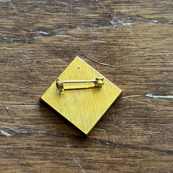 MOUNT MT SNOW Vtg Ski School Test Skiing Ski Pin VERMONT Souvenir Travel Lapel - Picture 2 of 3